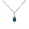 Collier avec Pendentif Goutte en Or Blanc 18K avec Saphir Bleu Ovale et Diamant à 3 Pierres