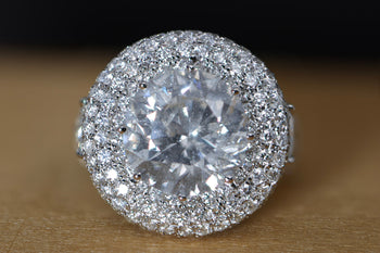 7,71 Karat Rundschliff I2 Natürlicher Diamant-Cluster-Ring in 18K Weißgold – Assay Jewelers