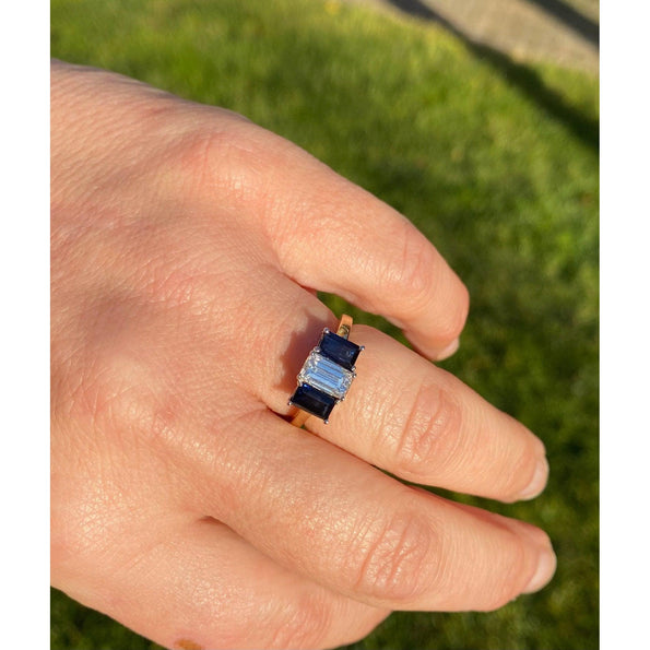 Bague de fiançailles sertie d’un diamant taille émeraude certifié GIA de 0.92 carat, avec saphirs bleus