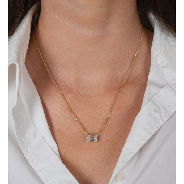 Collier flottant connecté serti d’un diamant de laboratoire taille émeraude de 2 carats, en or jaune et blanc 18K bicolore