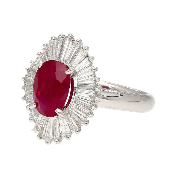 Bague ballerine en platine avec rubis taille ovale de 2,19 carat et halo de diamants taille baguette