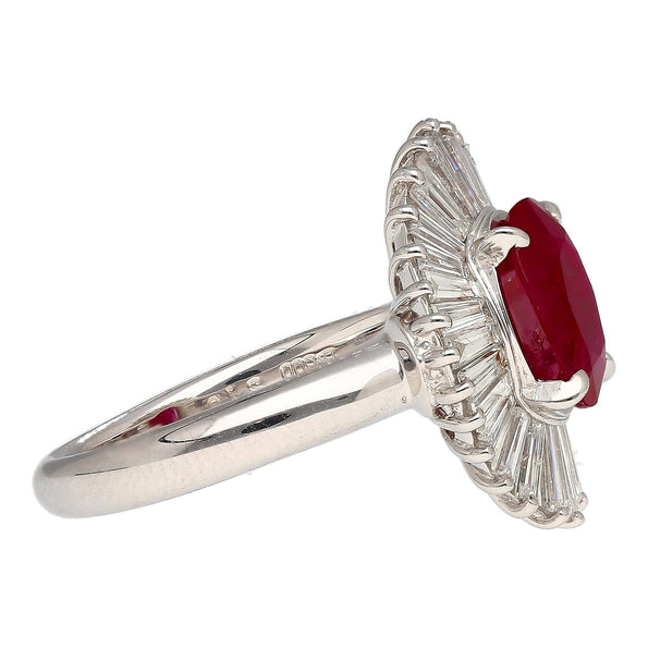 Bague ballerine en platine avec rubis taille ovale de 2,19 carats et halo de diamants baguette