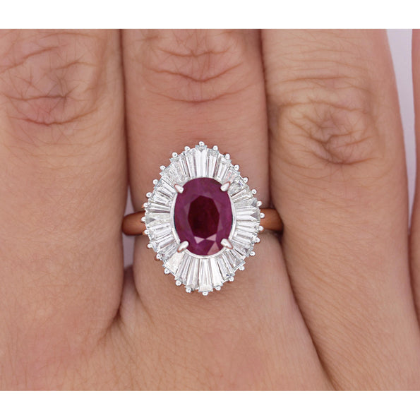Bague ballerine en platine, rubis taille ovale de 2,19 carats et halo de diamants baguette