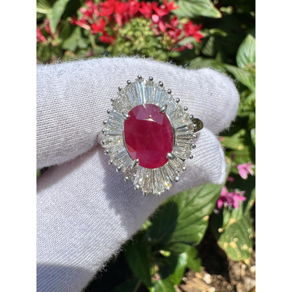 Bague ballerine en platine avec rubis taille ovale de 2.19 carats et halo de diamants baguette