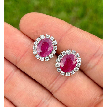 Boucles d'oreilles en rubis taille ovale 3,5 carats sans traitement thermique avec halo de diamants ronds – Assay Jewelers