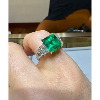 Bague en émeraude colombienne de la mine de Muzo, 4.26 carat, vert vif, avec diamants latéraux taille émeraude – Assay Jewelers