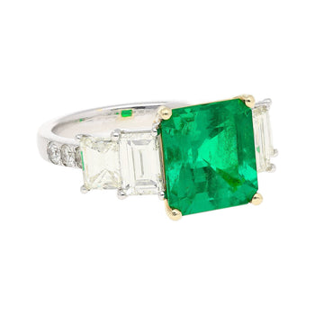 Bague en émeraude colombienne Muzo de 4,26 carats, vert vif, avec diamants latéraux taille émeraude – Assay Jewelers