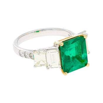 Bague en émeraude colombienne Muzo de 4,26 carats, vert vif, taille émeraude, avec diamants latéraux taille émeraude – Assay Jewelers