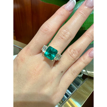 Bague en émeraude colombienne Muzo vert vif de 4,26 carats, avec diamants taille émeraude sur les côtés – Assay Jewelers