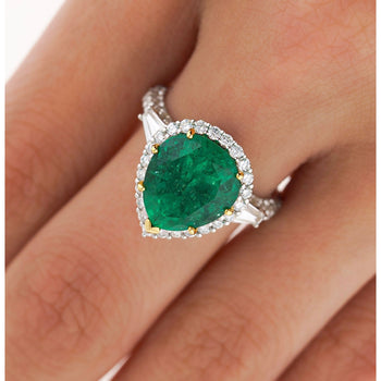 Bague en or 18K avec émeraude colombienne taille poire de 5,12 carat et diamants baguette sur les côtés – Assay Jewelers