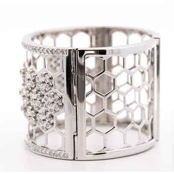 Bracelet jonc en or blanc 18k motif nid d’abeille en diamants taille ronde 6.5 CTTW – Assay Jewelers