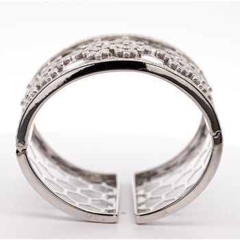 Bracelet jonc motif nid d’abeille en or blanc 18k avec diamants taille ronde 6.5 CTTW – Assay Jewelers