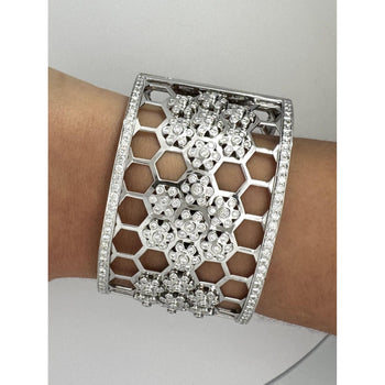 Bracelet jonc en or blanc 18k motif nid d’abeille avec diamants taille ronde de 6,5 CTTW – Assay Jewelers
