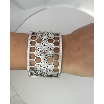 Bracelet jonc motif nid d’abeille en or blanc 18k avec diamants taille ronde 6.5 CTTW – Assay Jewelers