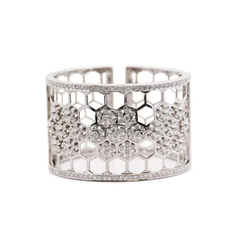 Bracelet rigide en or blanc 18k, motif nid d’abeille, diamants taille ronde 6,5 CTTW – Assay Jewelers