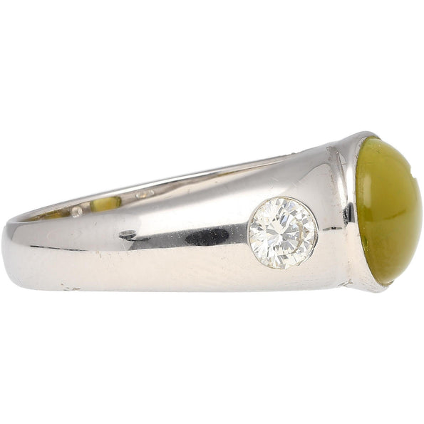 Bague à trois pierres en or blanc 18K, sertie clos, avec œil de chat chrysobéryl et diamants
