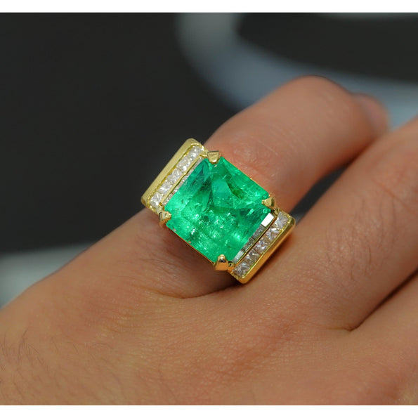 Bague homme en or 18K avec émeraude colombienne certifiée GIA de 13 carats et diamants taille princesse