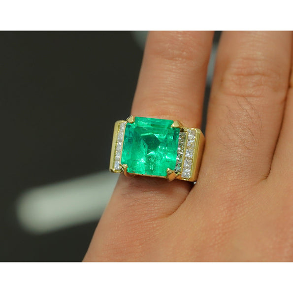 Bague homme en or 18K avec émeraude colombienne 13 carats certifiée GIA et diamants taille princesse