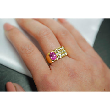Bague forme carrée en saphir rose taille ovale 2,77 carats, certifiée GIA, serti demi-clos et rail – Assay Jewelers