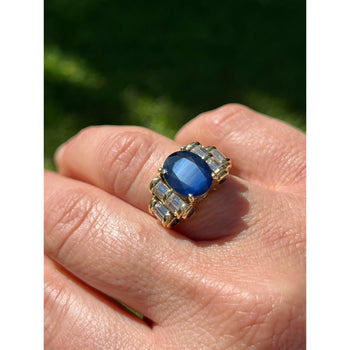 Bague style rétro Chanthaburi en saphir bleu avec diamants baguette latéraux – Assay Jewelers