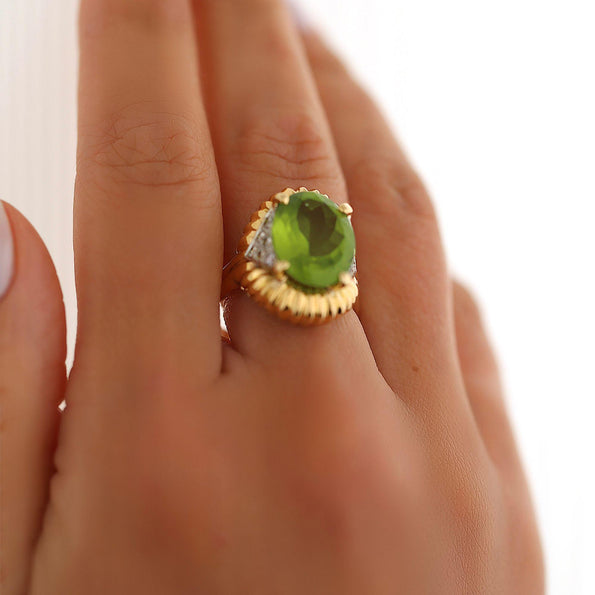 Vintage 6 Carat Oval Cut Peridot 14K Gold Fluted Sunburst Ring