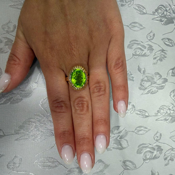 Vintage 6 Carat Oval Cut Peridot 14K Gold Fluted Sunburst Ring